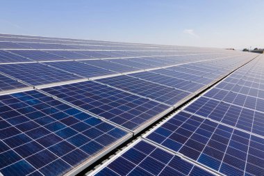 Ticari yapının güneş çatısı. Temiz ekolojik elektrik enerjisi üretmek için fotovoltaik paneller. Özerk yapı kavramı.