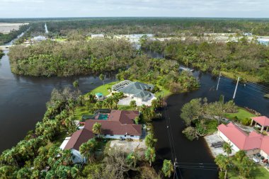 Etrafı Ian Kasırgası ile çevrili sel suları Florida yerleşim bölgesindeki evleri sarıyor. Doğal afetten sonra.