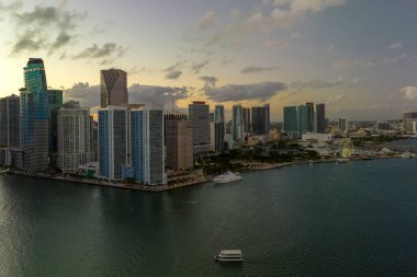 Gün batımında ABD 'nin Florida kentindeki Miami Brickell semtindeki yüksek gökdelen binalarının görüntüsü. Amerikan megapolis 'i ve karanlık çöktüğünde finans bölgesi.