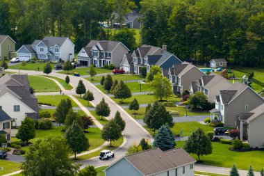 Rochester, New York 'taki yerleşim yerlerinin yukarıdan görünüşü. Amerikan banliyölerinde emlak gelişimine örnek olarak Amerikan rüya evleri.