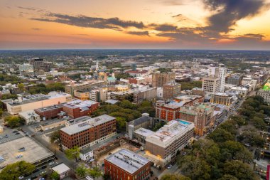 Savannah, Georgia 'da. Gün batımında ABD şehir manzarası