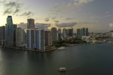 Gün batımında ABD 'nin Florida kentindeki Miami Brickell semtindeki yüksek gökdelen binalarının görüntüsü. Amerikan megapolis 'i ve karanlık çöktüğünde finans bölgesi.