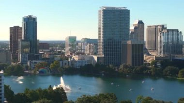 Orlando 'nun şehir merkezindeki göl parkı ve ofis binalarıyla hava görüntüsü. Florida 'da gayrimenkul geliştirme. ABD seyahat hedefi.