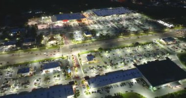 Kuzey Port, Florida 'da birçok araba kullanan Amerikan otoyolu ve alışveriş merkezlerinin hava manzarası.