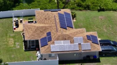 Özerk bir ev. Evin çatısındaki güneş panelleri. Fotovoltaik temiz ekolojik elektrik enerjisi üretmek için satılıyor. Emeklilik geliri için yenilenebilir elektriğe yatırım.