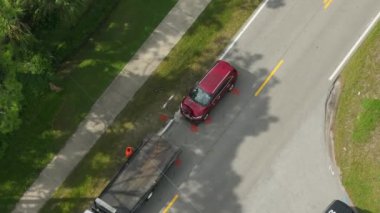 Çekicinin Amerikan caddesinde tahrip edilmiş aracı yüklediği bir araba kazası alanı. Florida, ABD 'deki kazaya acil servis personeli cevap veriyor.