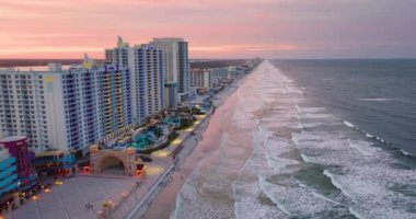 Daytona Sahili, Florida. Güney Amerika 'da lüks oteller ve apartmanlarla aydınlanan turizm altyapısı.