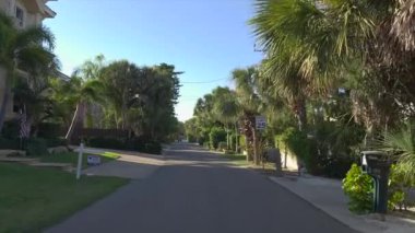 Florida manzaralı yolda sürüyorum. Casey Key 'in güney mimarisi ve tropikal doğası olan sahil şeridi manzarası..