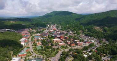 Tarihi Amerikan kasabası Boone North Carolina Appalachian dağları. Watauga County, ABD 'deki eski şehir mimarisi. Yukarıdan sokaklar ve tarihi binalar
