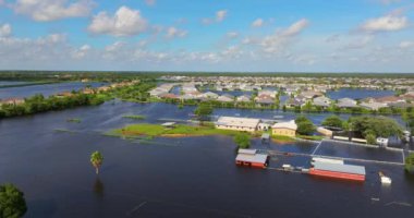 Debby kasırgası Florida 'nın Sarasota banliyösündeki çiftlik evlerini sular altında bıraktı. Doğal afetten sonra