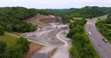 Dağ yamacında kireçtaşı ocağı olan endüstriyel açık maden sahası.