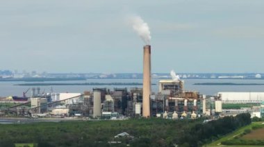 Tampa, Florida yakınlarındaki Apollo Sahili 'nde büyük bir termal enerji santrali. Kömür, Amerikan ızgarasında elektrik üretimi için fosil yakıt olarak kullanılır..