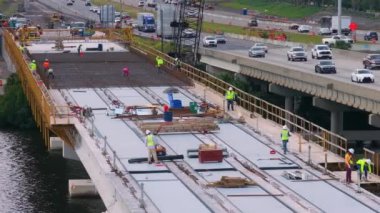 Yol çalışması yapan adamlar inşaat alanında çalışıyor. Ellenton, Florida 'da yeni otoban köprüsü inşaatı. Amerika devletler arası ulaşım altyapısının geliştirilmesi.