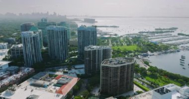 Florida, ABD 'deki Miami Coconut Grove mahallesinde. Şehir merkezindeki beton ve cam gökdelen binaların yukarıdan görüntüsü. Ticari finans bölgesiyle Amerikan megapolis.