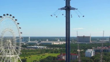 Orlando Starflyer ve Ferris Gözlem Çarkı Orlando, Florida 'da. ABD 'nin popüler seyahat merkezindeki turistlere ilgi.