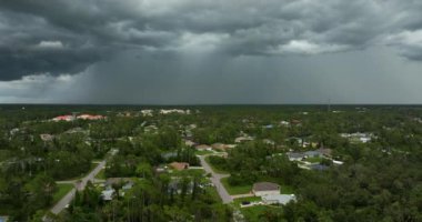 Yaz mevsiminde Florida kırsalında sağanak yağmur. Fırtınalı bulutlardan akan yağmur suyu.