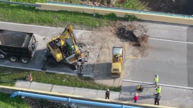 Sel suları asfaltı yıkadıktan sonra yıkılan hasarlı yol köprüsünün yeniden inşası. Yıkılmış ulaşım altyapısının yeniden inşası.