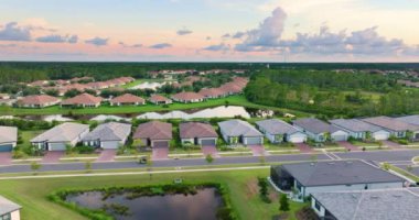 Güneybatı Florida 'da pahalı evleri olan zengin bir mahalle. Varlıklı banliyö bölgesi.