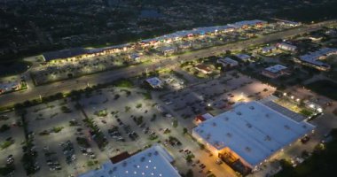 Geceleri alışveriş merkezleri, alışveriş merkezleri ve Kuzey Port, Florida 'da sürüş arabaları olan Amerikan otoyolu. ABD perakende ve ulaşım altyapısı