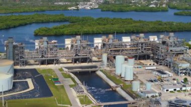 Termik santral, elektrik enerjisi üretimi için doğal gaz ve petrol fosili yakıtı yakıyor. Lee County, Florida 'daki Fort Myers elektrik santrali..