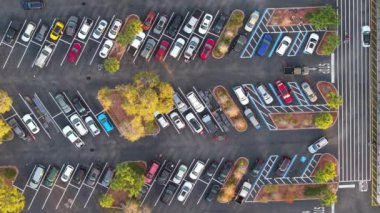 Florida 'da bir alışveriş merkezinin önündeki otoparkta park edilmiş birçok arabanın üst görüntüsü. Konsept alışveriş ve kentsel ulaşım.