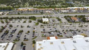 Alışveriş merkezlerinde trafik yoğunluğu ve Florida, North Port 'taki küçük işletmelerde. ABD ulaştırma ve perakende altyapı kavramı.
