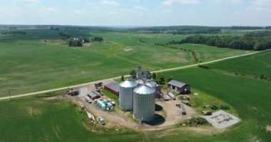 Amerika 'nın orta batısında ticari tahıl ambarları olan tipik bir Amerikan çiftliği. ABD 'de tarım manzarası.