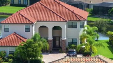 Güney Florida 'da pahalı evleri olan zengin bir mahalle. ABD Premium konut piyasasının gelişimi.