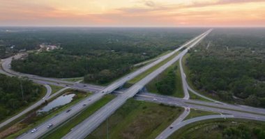 ABD 'de çok şeritli otoyol kavşağında hızlı sürüş yapan arabalar var. Florida ulaşım altyapısının üstü..
