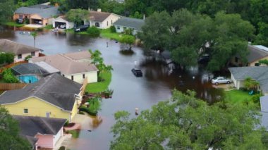 Florida 'da sel, tropikal fırtınadan kaynaklanıyor. Sel sularıyla çevrili yerleşim yerlerindeki banliyö evleri. Doğal afetten sonra