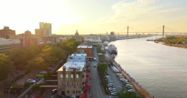 Savannah, Georgia 'daki River Caddesi' nin havadan görüntüsü. Amerikan şehri tarihi mimarisi. Gün batımında ABD panoramik şehir manzarası