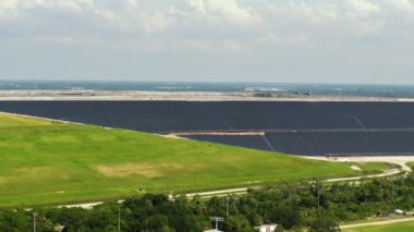 Riverview phosphogypsum yığınının hava görüntüsü, Tampa, Florida yakınlarındaki geniş açık hava fosfogypsum atık deposu. Gübre üretimi endüstrisinde fosfatların işletilmesi ve işlenmesinin yan ürünü.