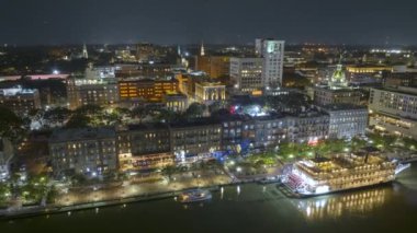 Savannah Riverboat ve River Street 'in Georgia' daki hava manzarası. Amerikan şehri tarihi mimarisi. ABD geceleri panoramik şehir manzarası