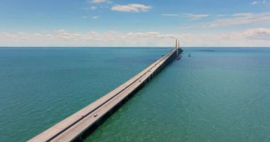 Florida 'daki Tampa Körfezi üzerindeki Sunshine Skyway Köprüsü' nün hava görüntüsü. Ulaşım altyapısı kavramı.
