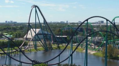 Florida, Orlando 'daki lunaparkta lunapark lunaparkında hız trenleri var. ABD turizm beldesi