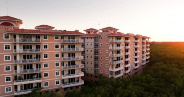 Florida banliyö bölgesinde bir apartman dairesi. Amerikan banliyölerinde emlak gelişimine örnek olarak Amerikan kondominyumu