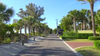 Casey Key kıyı yerleşim bölgesi Picoresque caddesi. Araba bakış açısı güneşli Florida 'da manzaralı yolda gidiyor.