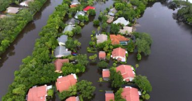Florida 'daki yerleşim birimlerinde kasırga sularından evleri su basmış. ABD 'nin güneyindeki doğal afet sonrası