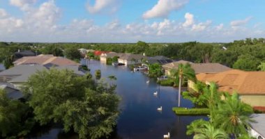 Florida 'nın banliyölerindeki yağmur suyu yüzünden sular altında kalan evlerle dolu bir yerleşim bölgesi. Güney Amerika 'daki doğal afet sonrası