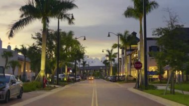 Florida 'ya seyahat. Wellen Park şehir merkezinde, North Port 'ta gün batımında. Yürünebilir şehir merkezindeki ana caddede..