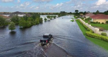Debby Kasırgası, Sarasota, Florida 'da sokağı sular altında bıraktı. Yerleşim bölgesinde suda giden arabalar. Doğal afetten sonra.