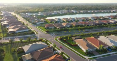 Florida 'nın güneybatısında büyük yerleşim yerleri var. Kırsal ABD banliyölerindeki Amerikan evleri.