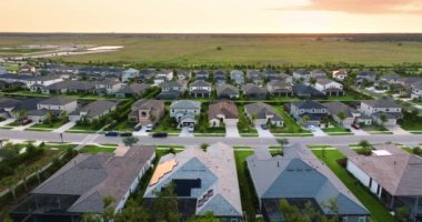 Florida 'nın güneybatısında büyük yerleşim yerleri var. Kırsal ABD banliyölerindeki Amerikan evleri.