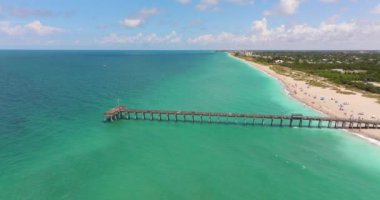İnsanlar Florida 'daki Venice balıkçı iskelesinde tatilin tadını çıkarıyorlar. Deniz kenarında temiz hava alan yaz aktiviteleri.