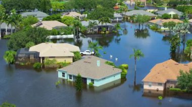 Florida yerleşim bölgesindeki kasırga yağmur sularından evleri su basmış. ABD 'nin güneyindeki doğal afet sonrası.
