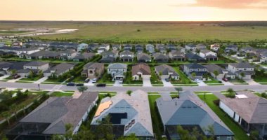 Florida 'nın güneybatısında büyük yerleşim yerleri var. Kırsal ABD banliyölerindeki Amerikan evleri.