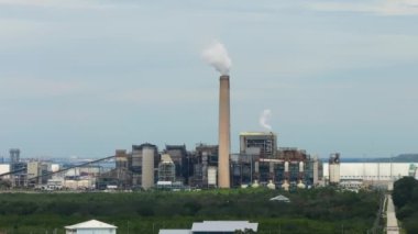 Termik santral kömür fosil yakıtını yakarak elektrik üretiyor. Tampa, Florida yakınlarındaki Apollo Sahilindeki Big Bend Elektrik İstasyonu..