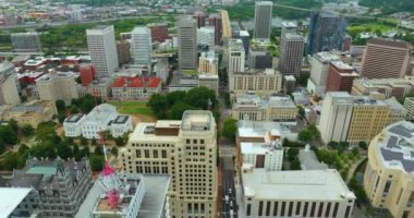 ABD 'nin Virginia eyaletindeki Richmond şehrinin şehir merkezi manzarası. Modern Amerikan megapolis 'inde yüksek gökdelen binaları olan gökyüzü çizgisi.