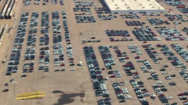 Araba fabrikasının otoparkında yepyeni arabalar satışa hazır. ABD konseptinde otomotiv endüstrisinin gelişimi
