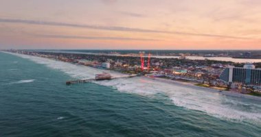 Gün batımında Daytona Plajı 'nda turist eğlence altyapısı ile birlikte. Ana Cadde İskelesi ve Dalgıçlar Oceanfront Park, lüks oteller. Florida 'da kıyı mimarisi